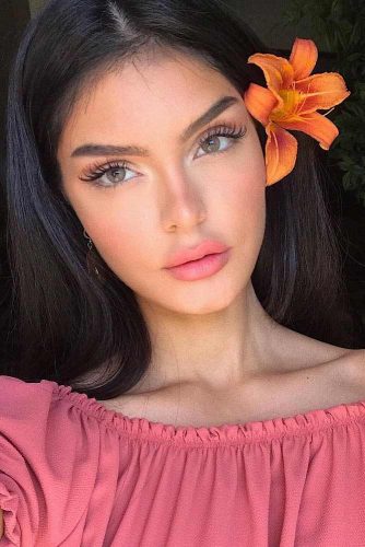 Lovely Makeup With Natural Liquid Lipstick