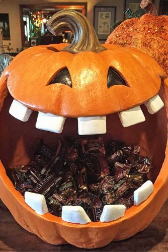 18 Scary Indoor and Outdoor Halloween Decorations That You Can Make