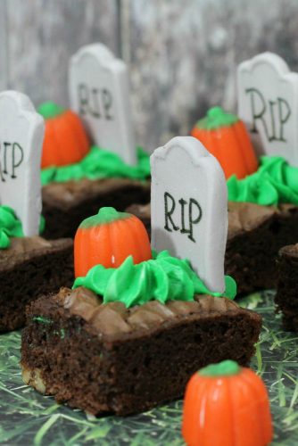 18 Sweet Halloween Treats and Spooky Dessert Ideas