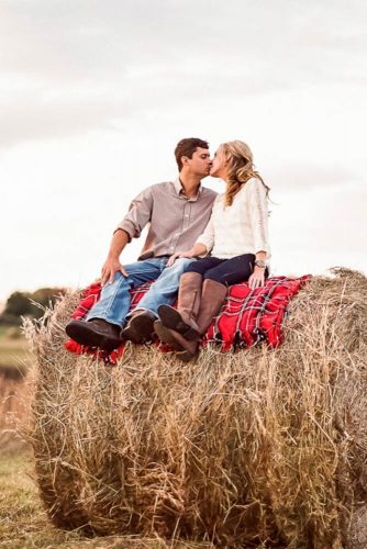 21 Fall Engagement Photos That Are Just The Cutest