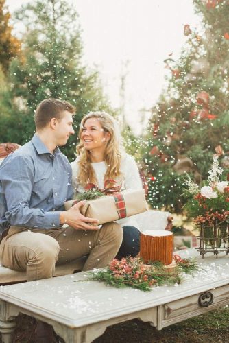 21 Cute Christmas Photos for Couples to Show Love