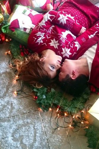 21 Cute Christmas Photos for Couples to Show Love