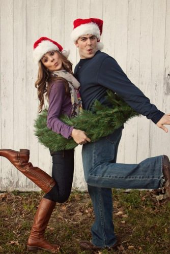 21 Cute Christmas Photos for Couples to Show Love