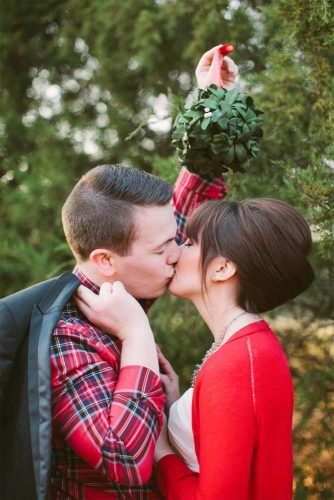 21 Cute Christmas Photos for Couples to Show Love