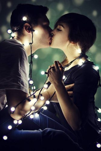 21 Cute Christmas Photos for Couples to Show Love