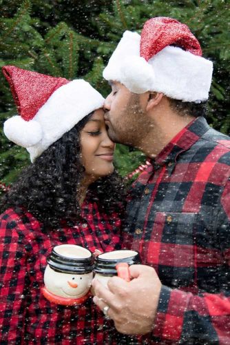 21 Cute Christmas Photos for Couples to Show Love