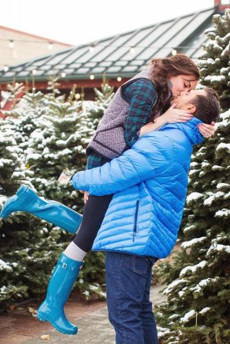 21 Cute Christmas Photos for Couples to Show Love