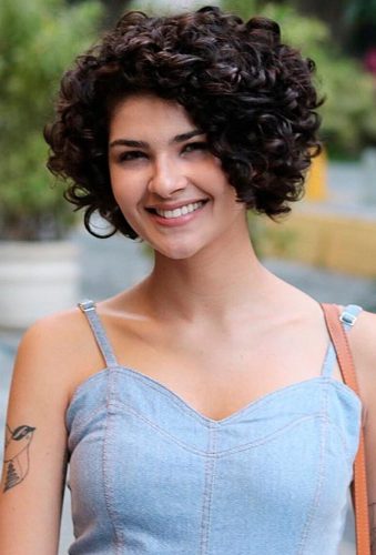 Fancy Short Curly Hair #curly #chinlenght #brunette