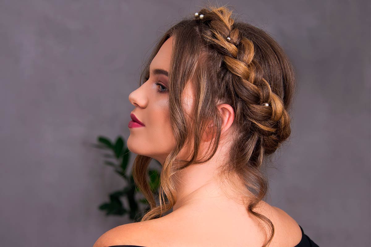 40 Beautiful Updo Hairstyles For 2022 : Effortless Blonde Messy Knot Low Bun