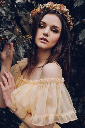 Floral Crown Photoshoot Idea With Beautiful Woman #floralcrown #flowers