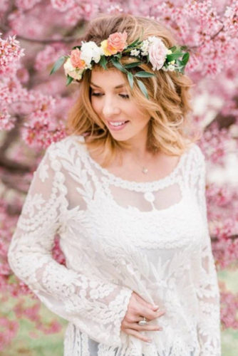 21 Romantic Hairstyles with Flower Crown