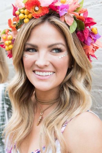 21 Romantic Hairstyles with Flower Crown