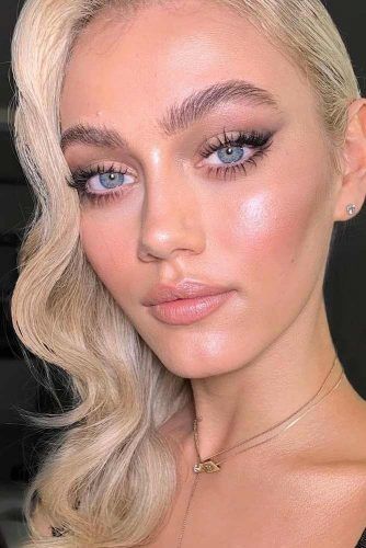 Natural Makeup Look With Cat Eyes Wings #cateyes #lipgloss