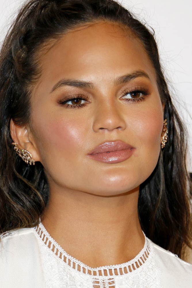 Natural Makeup With Lip-gloss And Soft Shimmer Eyes Makeup #chrissyteigen