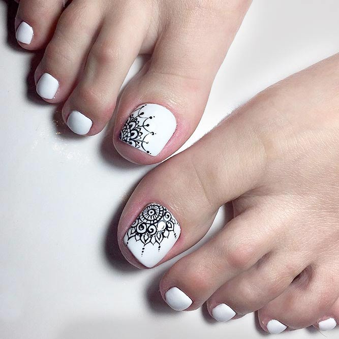 Monochromatic Tribal Toe Nails To Complete Your Wild Look #trabaltoenails