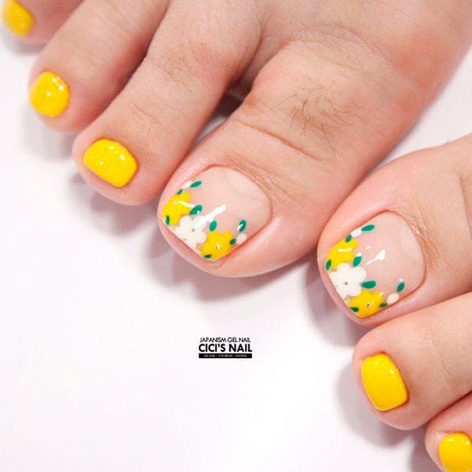 Diseño de arte de uñas con flores de verano