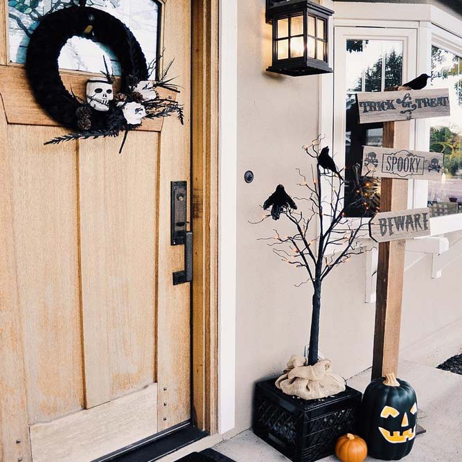 Skull Wreath, Pumpkins And Ravents For Spooky Decor Idea #frontporch #tricktreats #beware