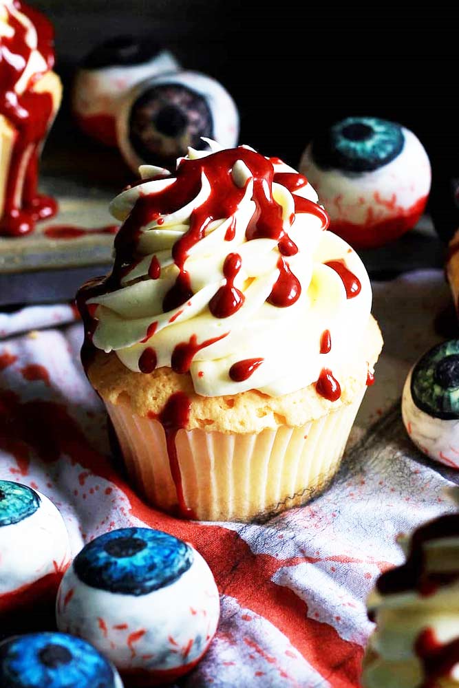Bloody Simple Halloween Cupcakes #bloodycupcake #halloweencupcake