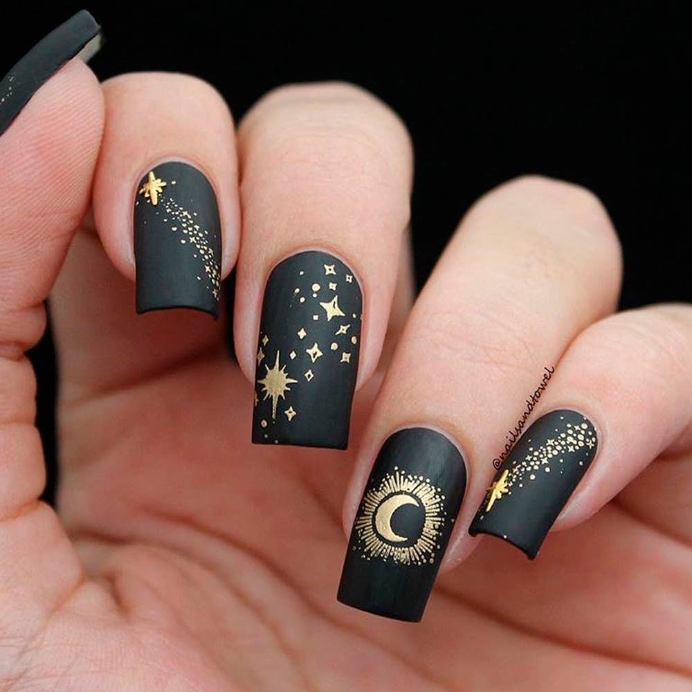 Gold Night Pattern On Matte Base #blacknails #goldnails