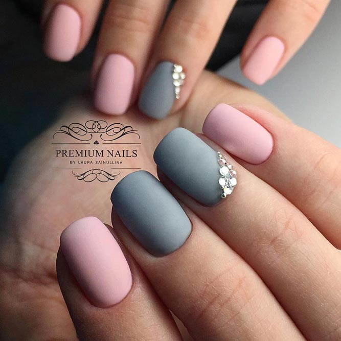 Minimalistic Nail Art in Pastel Colors