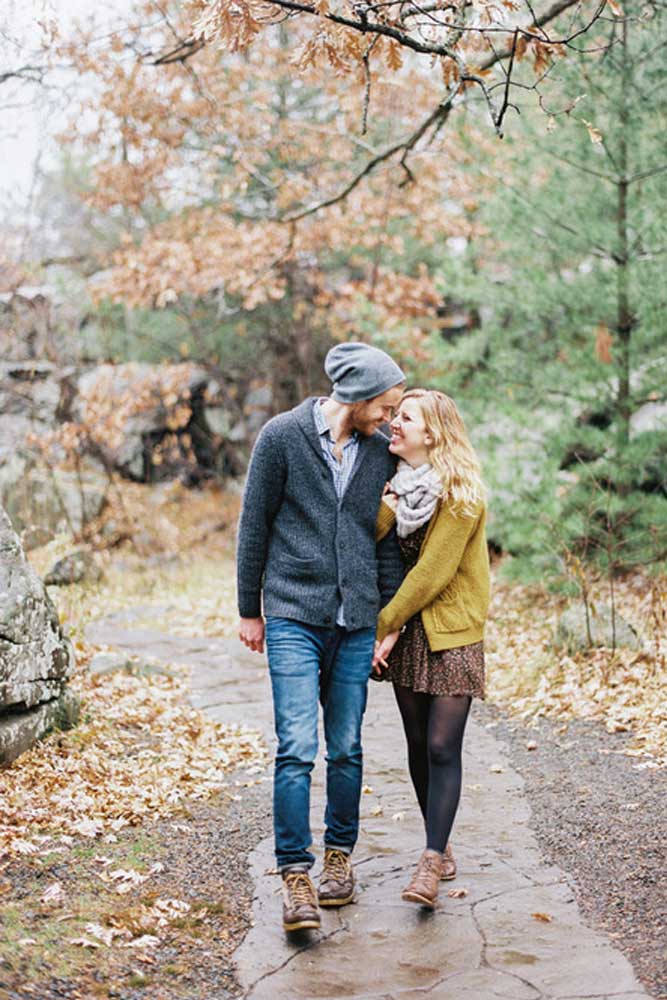 21 Fall Engagement Photos That Are Just The Cutest