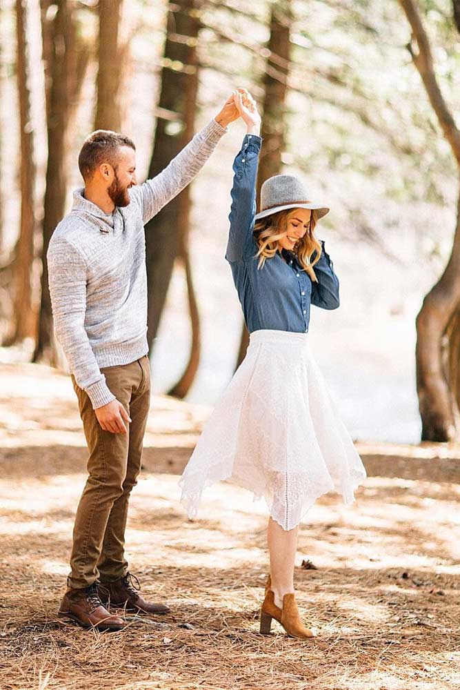 21 Fall Engagement Photos That Are Just The Cutest