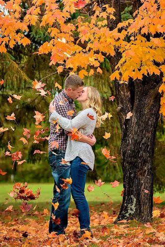 33 Fall Engagement Photos That Are Just The Cutest