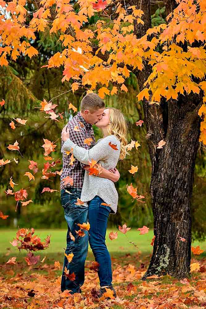 Leaf Falling Kiss #fall #love #kiss