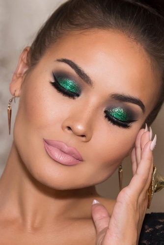 12 Amazing Glitter Christmas Makeup Ideas