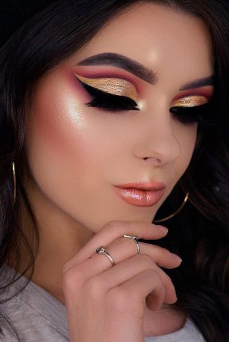 Gold Glitter Cut Crease Makeup Idea #cutcrease #goldglitter