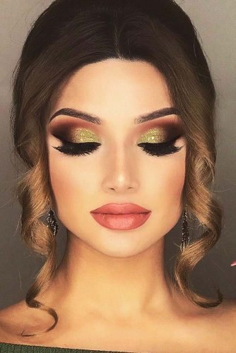 10 Christmas Makeup Ideas That Are Anything But Basic  Wedding makeup,  Christmas makeup, Glitter eye makeup