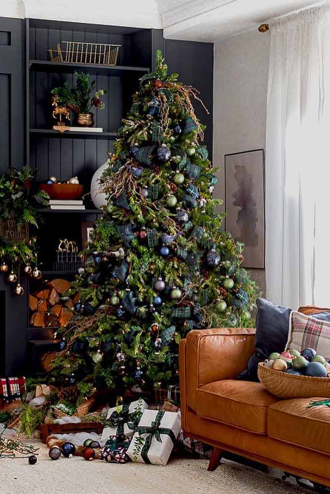 Dark Colors For Christmas Tree Decor #plaid #darkgreen