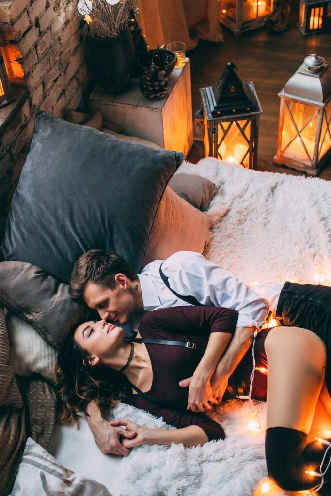 15 Cute Christmas Photos for Couples to Show Love