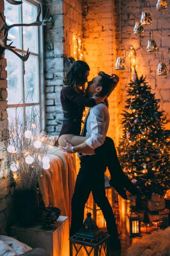 15 Cute Christmas Photos for Couples to Show Love