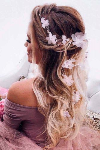 Twisted Half-Updo Prom Hairstyles With Flowers #twistedhairstyle #wavyhair