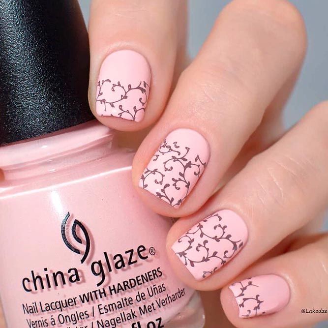 Short Nude Nails With Floral Pattern #shortnails #nudenails