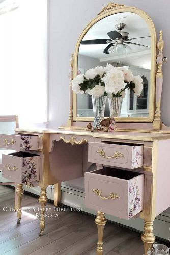 Classic Pink Makeup Vanity Table Design #floralprint #pinktable