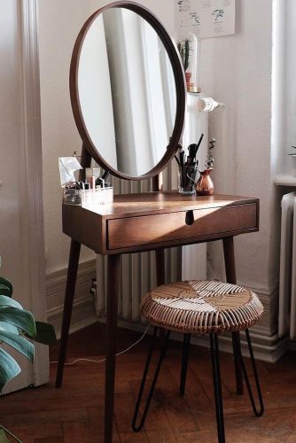 Rustic Makeup Vanity Table #rustic #ovalmirror