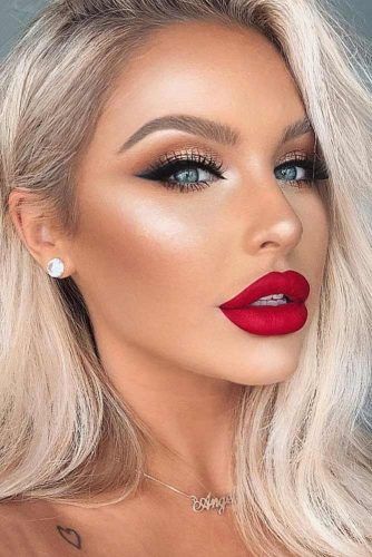 Red Lipstick With Classic Black Eyeliner #blackeyeliner