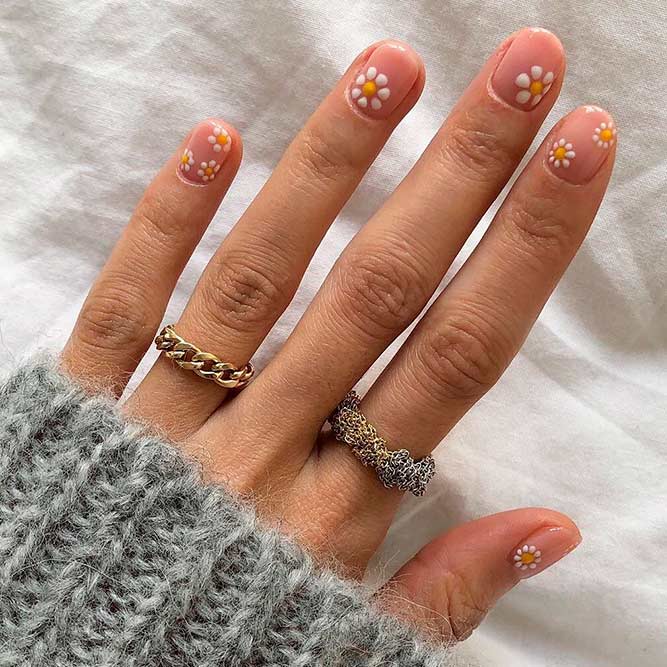 Dotticure Daisies Nail Art #doricurenails #daisiesnails