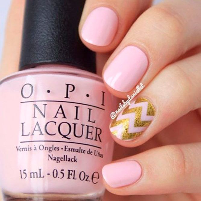 Shoert Pink Nails With Gold Chevron Pattern #chevronnails #glitternails #pinknails