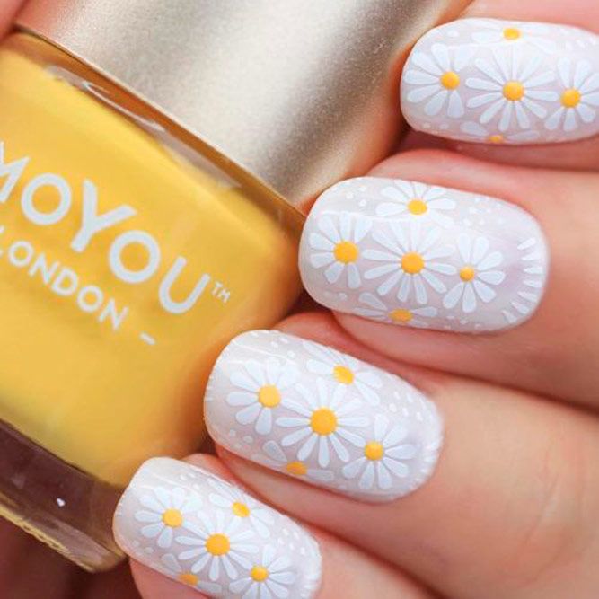 White Daisies Nail Art #flowersnails #whitenails