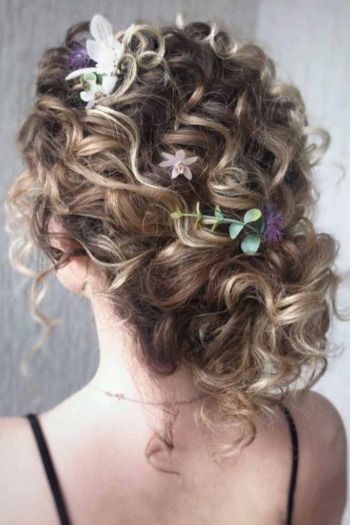 Messy Updo For Curly Hair #curlyhair #flowers