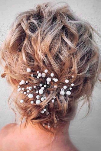 Wavy Messy Knot #knothairstyles #blondehair #wavyhairstyles