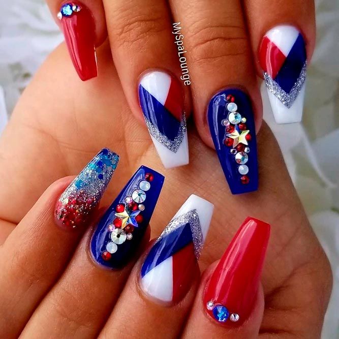 Stunning Patriotic Nail Art #rhinestonesnails #glitternails