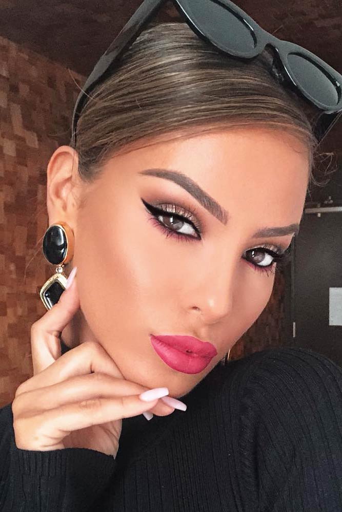 Black Eyeliner With Hot Pink Lipstick Makeup #pinklipstick
