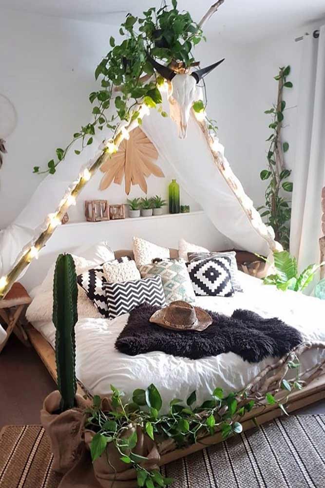 Boho Chic Bedroom Style With String Lights #plants #stringlights