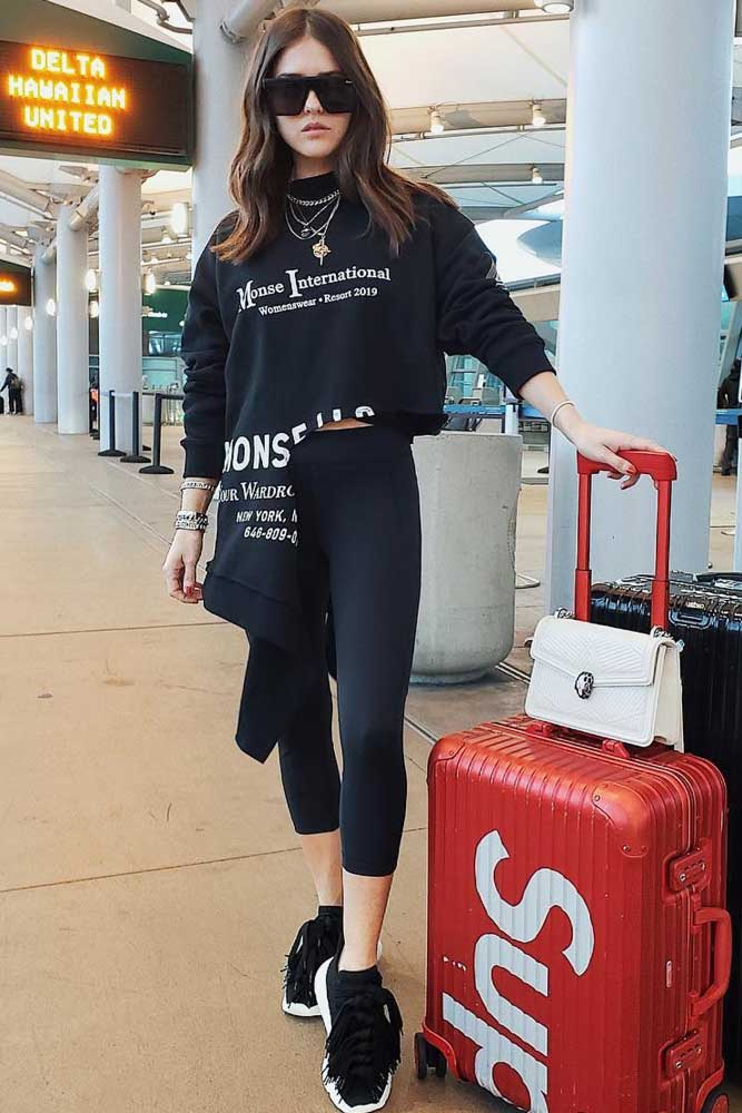 Black Leggins And Crop Sweatshirt Outfit #blackleggins