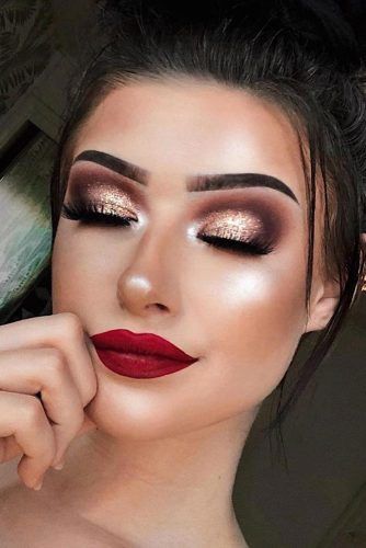 Gold Glitter Smokey With Red Lipstick Makeup #redlips #goldsmokey