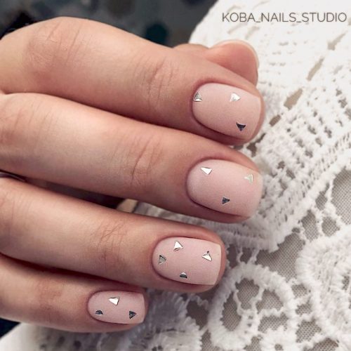 Delicate Matte Manicure Ideas Decorated With Sequins For Homecoming Event #squarenails #shortnails #mattenails #nudenails #sequinsnails